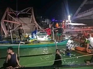 Filipinler’de Nehrin Üzerindeki Köprü Çöktü: 4 Ölü