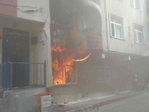 Korkutan Yangında Mahsur Kalanları Minibüs Yardımıyla Kurtardılar