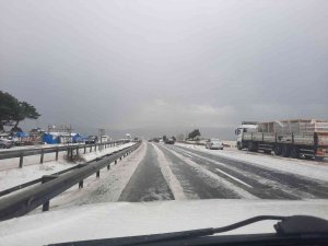 Dolu Yağışı Karayolunu Beyaza Bürüdü, Sürücüler Zor Anlar Yaşadı