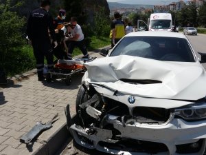 Aynı İstikamette Seyir Halinde Olan Otomobile Arkadan Çarptı: 2 Yaralı
