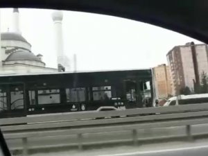 Metrobüs Yolunda Akıl Almaz Kaza: Sürücüsüz Metrobüs Dehşet Saçtı