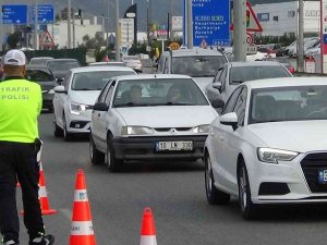 Tatil Bölgelerinde Trafik Yoğunluğu Başladı