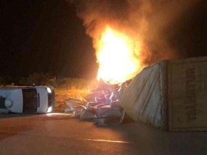 Tokat’ta 4 Aracı Biçerek Devrilen Tır Alev Aldı