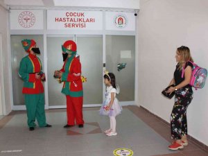 Hastanede Çocuklara Hacivat-karagöz’lü Bayram Sürprizi
