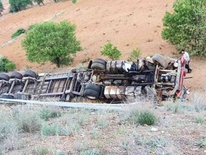 Tır Şarampole Devrildi: 1 Yaralı