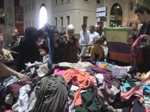 Ekmekten Ucuz Kıyafet Sattı; Bayram Alışverişine Çıkanlar Hücum Etti