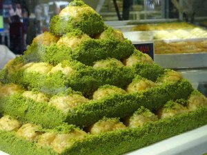 Bayram Siparişleri Yetişsin Diye 3 Vardiyaya Çıktı, Soğuk Baklava Kadayıfın Tahtını Salladı