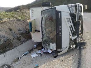 Virajı Alamayan Kamyonet Devrildi, 2 Kişi Yaralandı