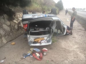 Otomobil Devrildi, 2 Kişi Ölümden Döndü