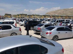 Van’da Ramazan Bayramı Öncesi Açık Oto Pazarında Yoğunluk