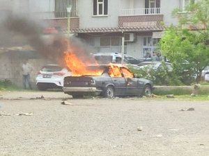 Siirt’te Park Halindeki Bir Otomobil Yandı