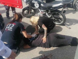Manavgat’ta Motosiklet İle Kamyonet Çarpıştı: 2 Yaralı