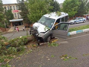 Kazada Hurdaya Dönen Araçtan Burnu Bile Kanamadan Kurtuldu