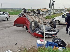 Kırmızı Işıkta Bekleyen Araca Çarpan Otomobil Ters Döndü: 3’ü Çocuk 4 Yaralı