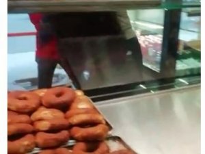 Motosiklet Hırsızlığı Yaptığı İddia Edilen Şahıs, Yolda Karşılaştığı Husumetlilerinin Tekme Tokat Saldırısına Uğradı