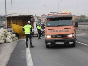 Mısır Yüklü Kamyonet Yola Devrildi