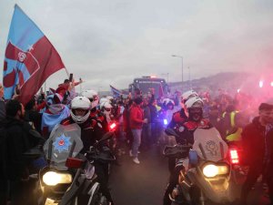 Trabzonspor Kafilesi, Yoğun Sevgi Gösterileri Arasında Stada Ulaştı