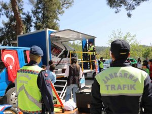 İ̇zmir’de Jandarma Ekiplerinden Öğrencilere Trafik Eğitim Semineri