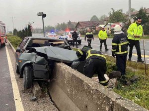 Otomobil Beton Bloğa Saplandı: 1 Yaralı