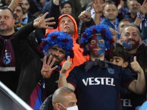 Trabzonsporlu Taraftarlar Tarihi Şampiyonluk Sevincini Yaşamak İçin Tribünleri Doldurdu