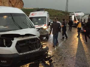 Minibüs İle Çekici Çarpıştı