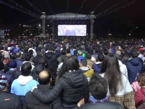 Stada Giremeyen Binlerce Taraftar Dev Ekranlardan Maçı İzlediler