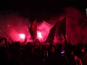 Trabzonsporlu Taraftarların Taksim’de Şampiyonluk Coşkusu