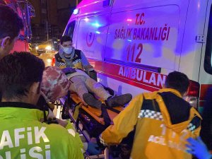 İ̇ett Otobüsü Park Halinde Bulunan Araca Çarptı: 2 Yaralı
