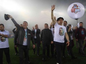 Trabzonspor Başkanı, Teknik Direktörü Ve Futbolcular Taraftarları İle Sahada Şampiyonluğu Böyle Kutladı