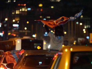 Trabzonspor Taraftarından İ̇stanbul’da Şampiyonluk Konvoyu