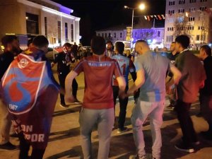 Trabzonspor Taraftarı, Şampiyonluğu Horon Teperek Kutladı
