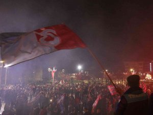 Trabzonspor Taraftarı Somalili Öğrenciler Şampiyonluğu Kutladı