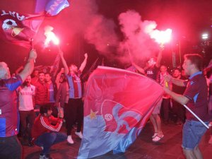 İ̇zmir’de Trabzonspor’un Şampiyonluğu Coşkuyla Kutlandı