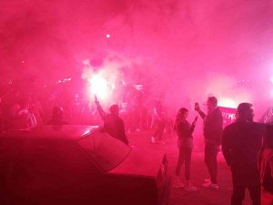 Trabzonspor’un Tekirdağ’daki Taraftarı Çıldırdı; Horon Oynadılar, Tozu Dumana Kattılar