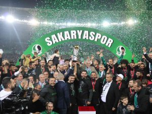 Sakaryaspor’da Çifte Bayram; Şampiyonluk Kupası Kalktı 10 Binler Sahaya İndi