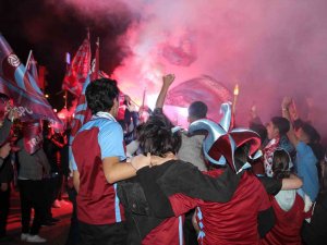 Trabzonspor’un Şampiyonluğu Kocaeli’de Taraftarları Sokağa Döktü
