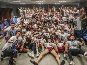 Şampiyondan Soyunma Odası Pozu
