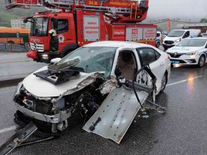 Ağaca Çarparak Hurdaya Dönen Otomobilden Yaralı Çıktılar