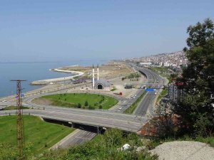 İ̇ki Yol Ortasına İnşa Edilen Cami Eleştirilerin Hedefi Olmuştu Şimdi İse Beğeniliyor