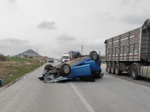 Takla Atan Otomobil Yol Ortasında Ters Dönerek Durdu