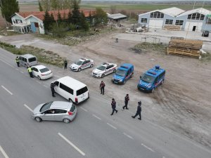 Kırmızı Işık Ve Hız İhlali Yapan Sürücüleri Jandarma Havadan Tespit Etti