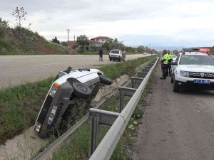Bayram Tatiline Giden Ailenin Bulunduğu Otomobil Su Kanalına Devrildi: 4 Yaralı