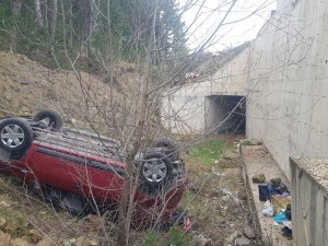 Yoldan Çıkan Otomobil Şarampole Yuvarlandı: 5 Yaralı