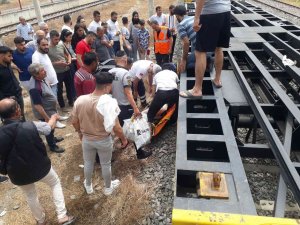 Raylardan Geçerken Trenin Çarptığı Genç Kız Hastanelik Oldu