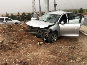 Yağmurda Kayganlaşan Yol Kazayı Beraberinde Getirdi: 3 Yaralı