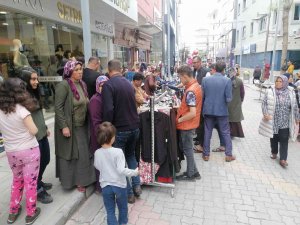 Mağazalar Sokağa Taştı, Kasalarda Uzun Kuyruklar Oluştu