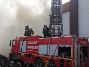 Şanlıurfa Organize Sanayi Bölgesindeki (Osb) Bir İplik Fabrikasında Yangın Çıktı. Bölgeye Çok Sayıda İtfaiye Ekibi Sevk Edildi.