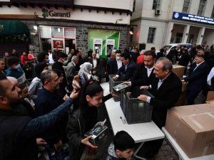 Başkan Dündar, Esnaf Ve Vatandaşlara İftariyelik Dağıttı