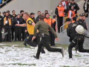 Sahaya Atlayan Ankaragücü Taraftarlarına Polis Müdahalesi