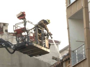 Esenyurt’ta 3 Katlı Binanın Çatısında Yangın Çıktı